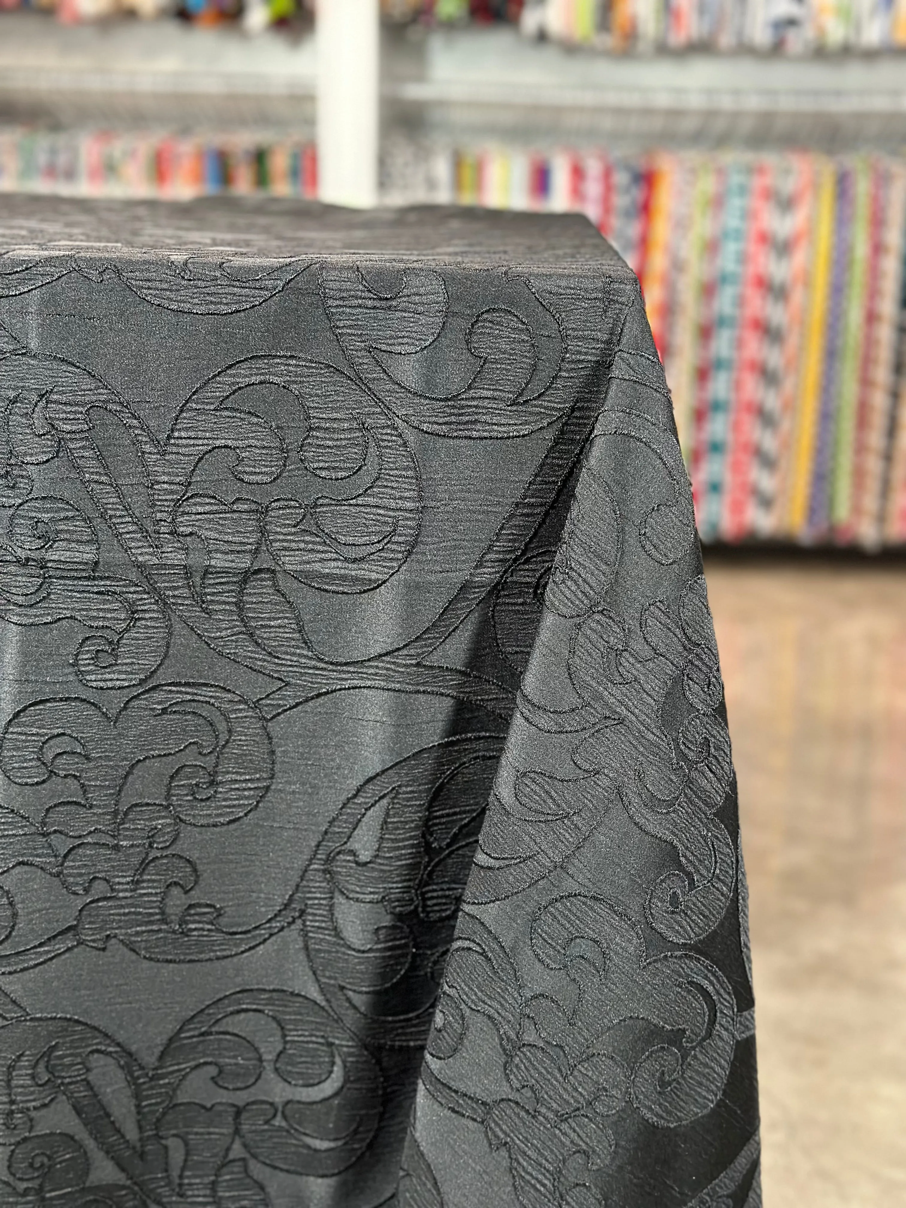 Classic Jacquard Table Linen in Black
